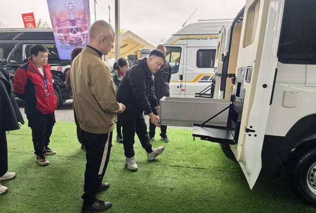 中国重汽轻型汽车亮相成都房车展,五款旅居车引领新出行趋势-有驾