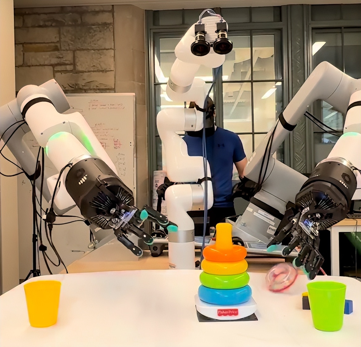 _人形革命背后机器手人图片_人形革命背后机器手人是谁