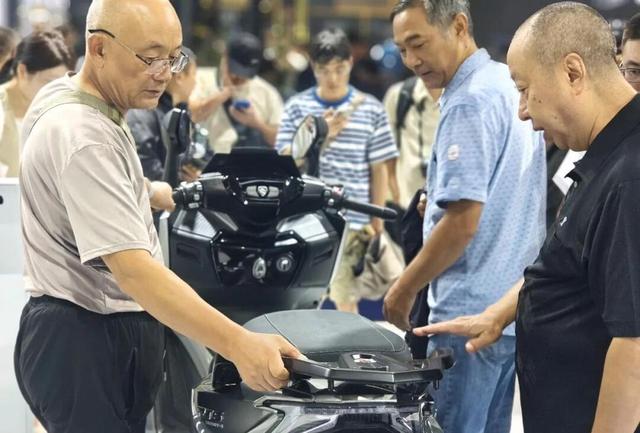 宗申隆鑫强强联手！2025摩博会揭秘智能化摩托车如何颠覆你的骑行体验？-有驾