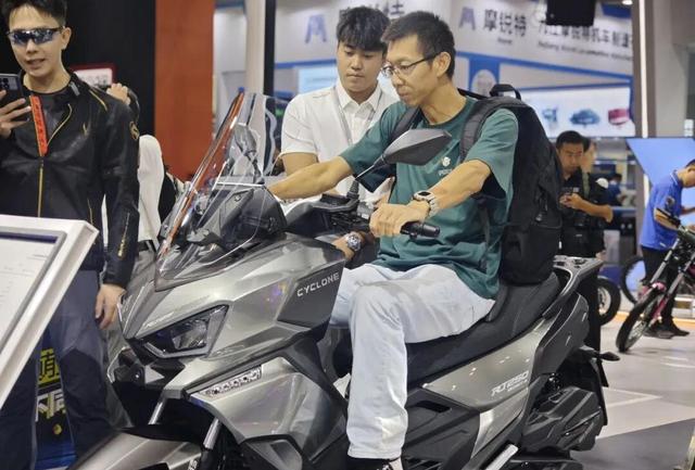 宗申隆鑫强强联手！2025摩博会揭秘智能化摩托车如何颠覆你的骑行体验？-有驾