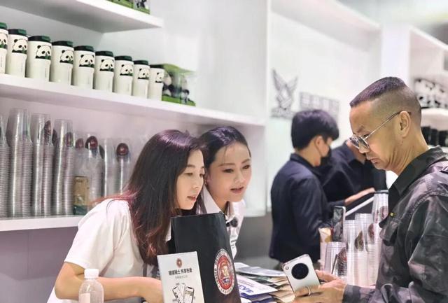 宗申隆鑫强强联手！2025摩博会揭秘智能化摩托车如何颠覆你的骑行体验？-有驾