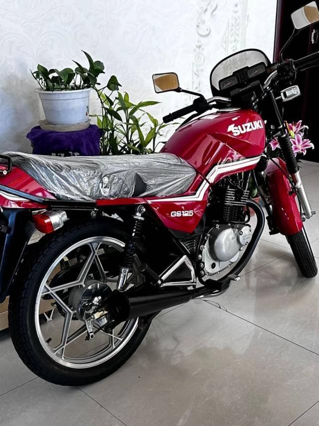 五千元铃木GS125库存车：国三排放的夜行伙伴-有驾