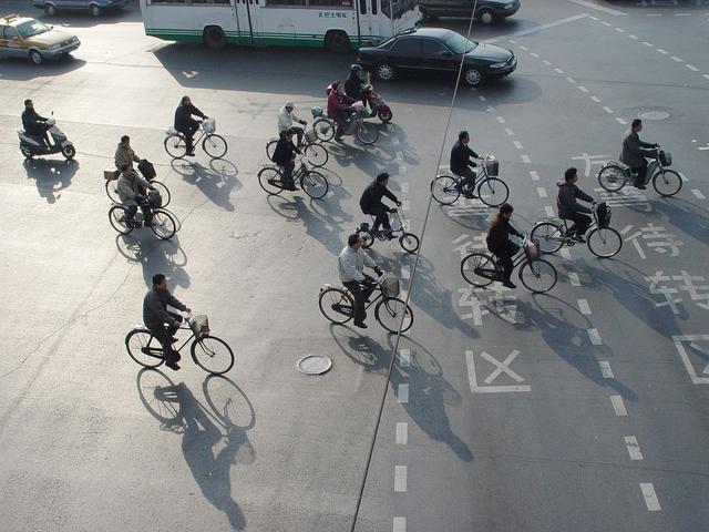 自行车铃声响起时：城市低碳出行的困境与出路