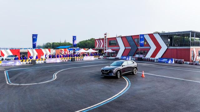 “甜蜜暴击”！我在粉丝盛典现场被王心凌和马自达EZ-60圈粉了-有驾