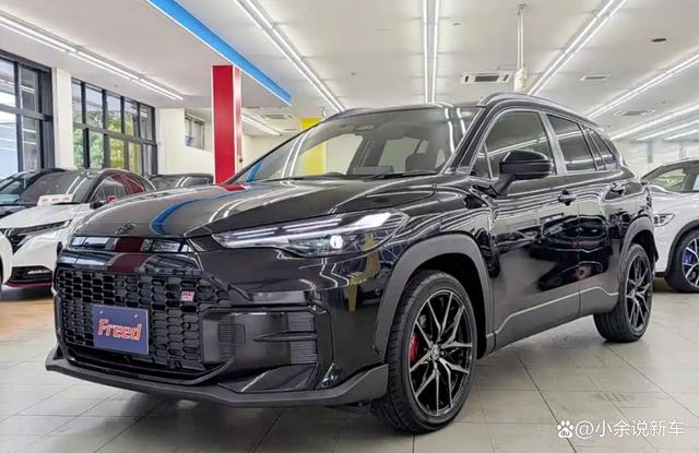 丰田卡罗拉Cross GR版，黑化外观很帅气，配1.8L混动，开起来带感！