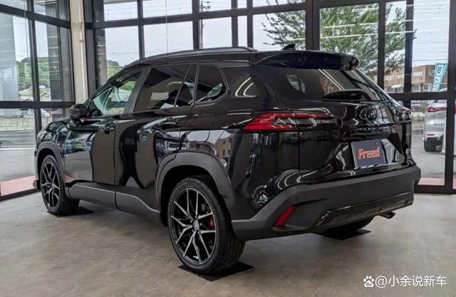 丰田卡罗拉Cross GR版，黑化外观很帅气，配1.8L混动，开起来带感！-有驾