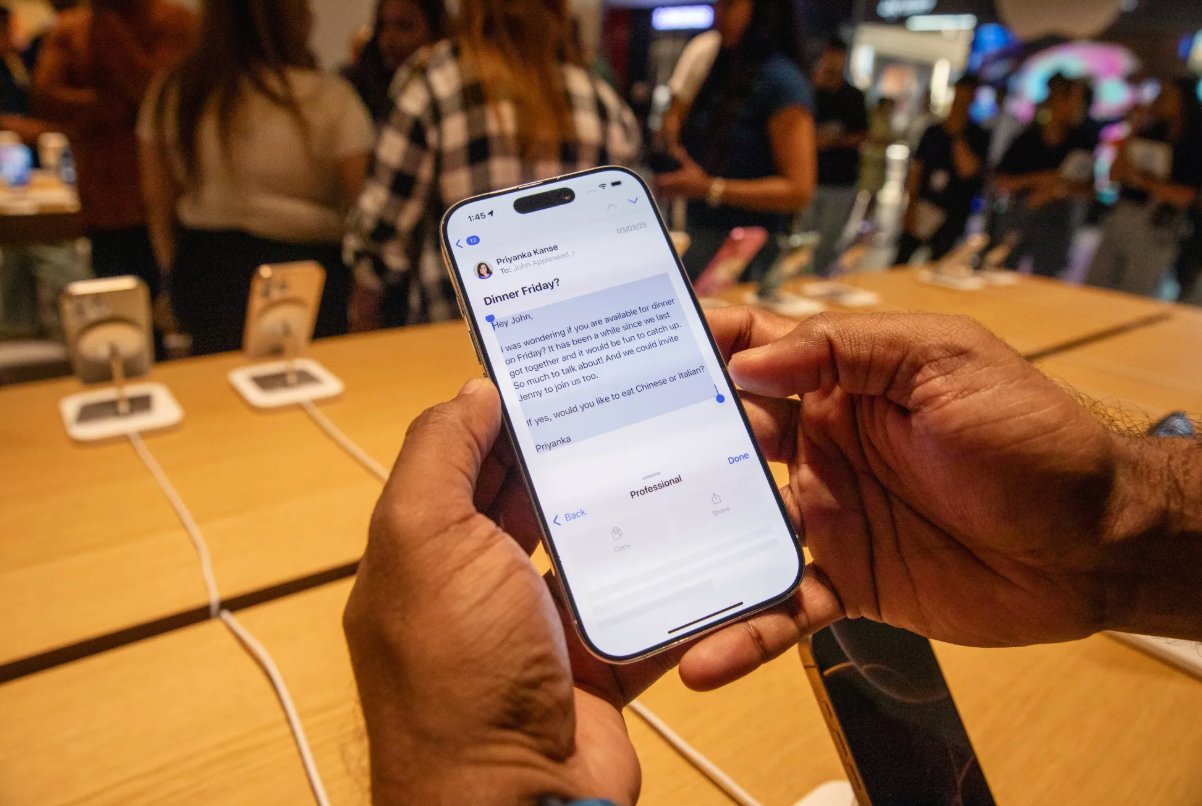 每年10亿美元 苹果Siri被曝将使用谷歌1.2万亿参数AI大模型