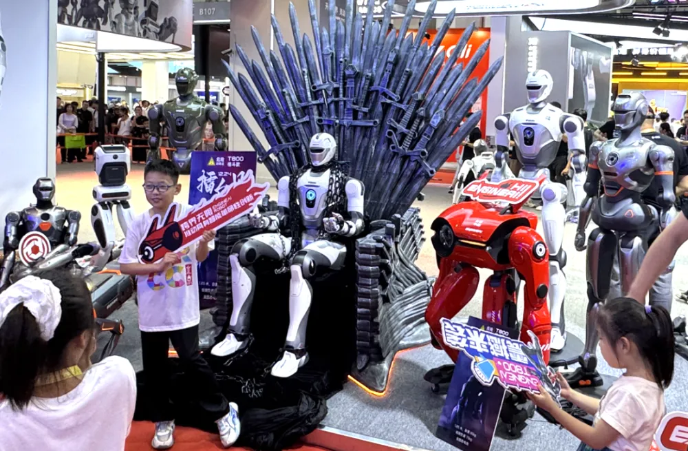 何小鹏的小鹏，批量造“女机器人”