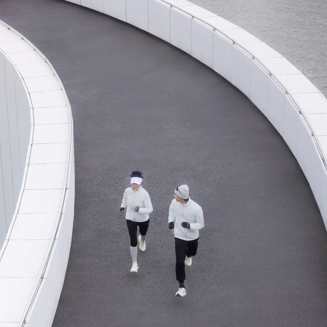 保暖？排汗？时尚？户外运动装备这道「选择题」，亚瑟士要打破「不可能三角」