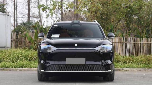 以前自己一个人开油车都不敢开超过500公里的远路，身体容易疲惫现在换了问界M9以后，无论多远都能轻松应对，远途驾驶变得更舒适安全-有驾