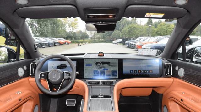 以前自己一个人开油车都不敢开超过500公里的远路，身体容易疲惫现在换了问界M9以后，无论多远都能轻松应对，远途驾驶变得更舒适安全-有驾