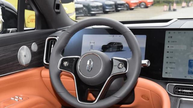 以前自己一个人开油车都不敢开超过500公里的远路，身体容易疲惫现在换了问界M9以后，无论多远都能轻松应对，远途驾驶变得更舒适安全-有驾