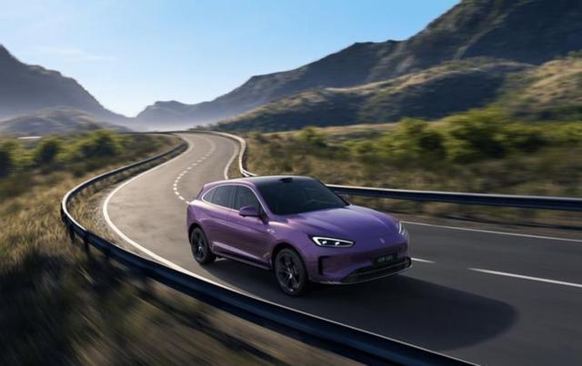 以前自己一个人开油车都不敢开超过500公里的远路，身体容易疲惫现在换了问界M9以后，无论多远都能轻松应对，远途驾驶变得更舒适安全-有驾