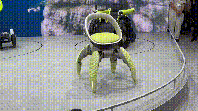 逆天！丰田造了把会走路的椅子，能爬楼会下跪，还能自己折叠收纳