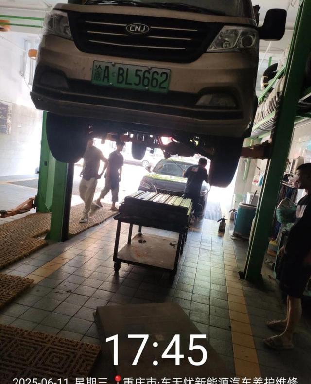 遇到了一件特别尴尬的事情，一行不懂一行的水深，原本换了好电瓶一个月后又要换让人怀疑是不是被忽悠导致车子反复出问题-有驾