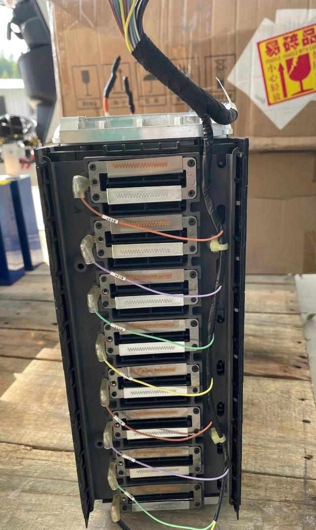 比亚迪将坚持磷酸铁锂电池路线强调安全性和行业信心，确保未来车型依然采用这一最成熟可靠的技术标准-有驾