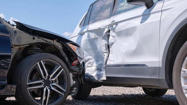 红车有意识的往右打了，是不是还犹豫撞车呢，这个时候保命要紧啊，使劲加油门，即使把右面车撞坏也无所谓，反映出驾驶安全意识的重要性