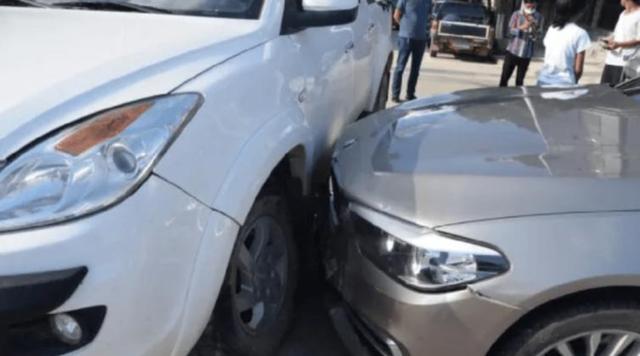 红车有意识的往右打了,是不是还犹豫撞车呢,这个时候保命要紧啊,使劲加油门,即使把右面车撞坏也无所谓,反映出驾驶安全意识的重要性-有驾