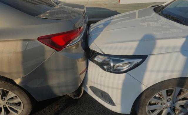 红车有意识的往右打了,是不是还犹豫撞车呢,这个时候保命要紧啊,使劲加油门,即使把右面车撞坏也无所谓,反映出驾驶安全意识的重要性-有驾