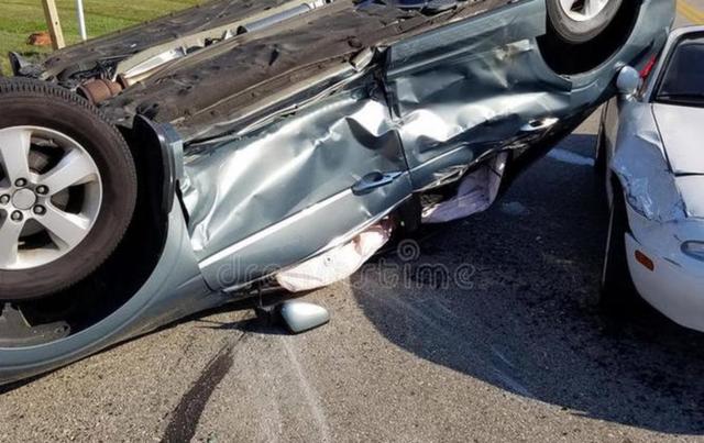 红车有意识的往右打了,是不是还犹豫撞车呢,这个时候保命要紧啊,使劲加油门,即使把右面车撞坏也无所谓,反映出驾驶安全意识的重要性-有驾