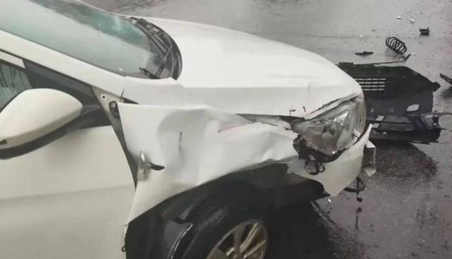 红车有意识的往右打了,是不是还犹豫撞车呢,这个时候保命要紧啊,使劲加油门,即使把右面车撞坏也无所谓,反映出驾驶安全意识的重要性-有驾