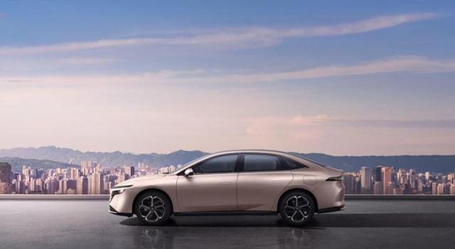 N6神颜一见倾心纯电日产N7,作为插混版本N7配置相似价格更实惠,市场反响良好满足不同消费者需求-有驾