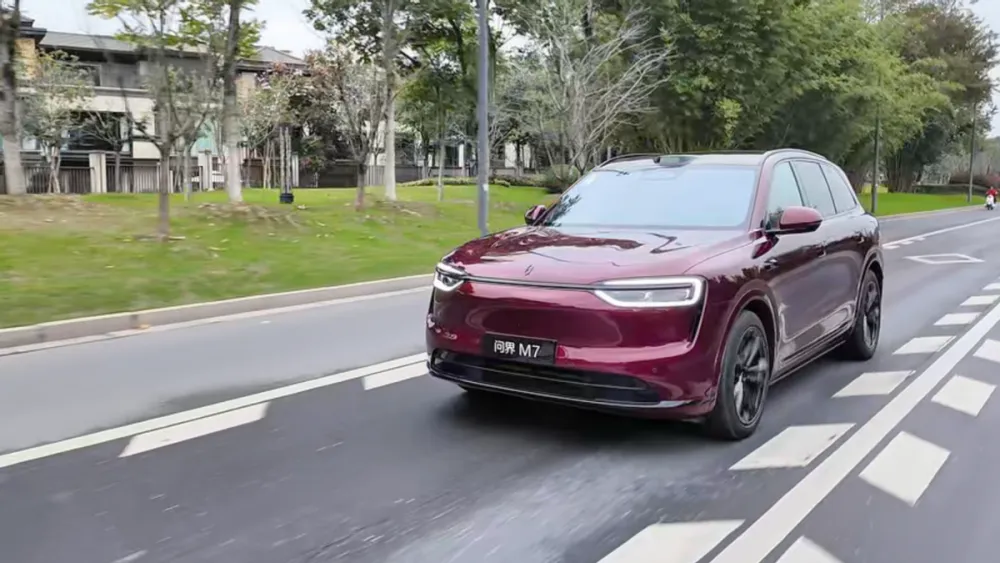 全新问界M7试驾：华为智驾秒变老司机，1625km续航无焦虑