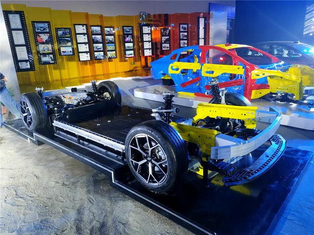 成为高手方能打赢高手，长安启源A06对每个座位的乘客下手-有驾