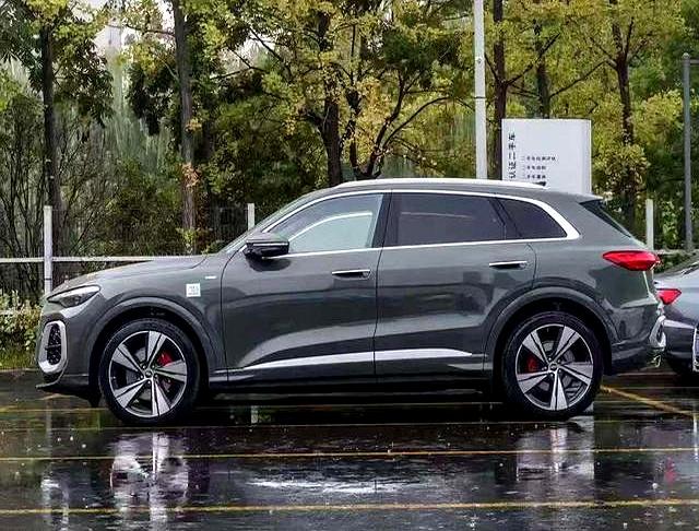 全新奥迪Q5L亮相，搭载华为智驾，使用五代EA888发动机-有驾