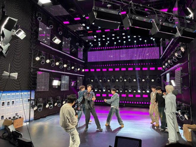 年产值突破 150 亿，刚毕业的俊男美女涌入「团播」工厂