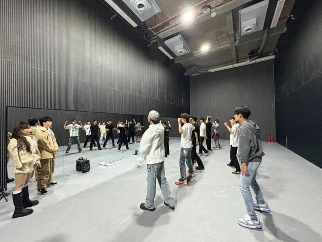 年产值突破 150 亿,刚毕业的俊男美女涌入「团播」工厂__年产值突破 150 亿,刚毕业的俊男美女涌入「团播」工厂