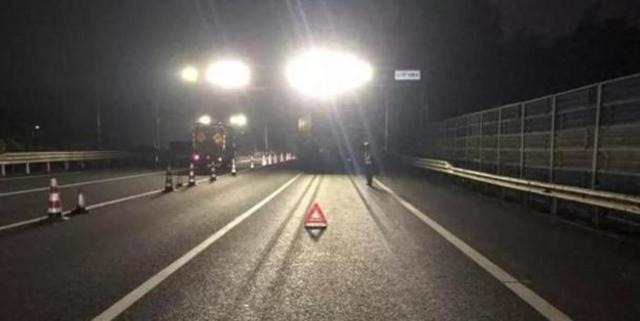 夜间开车的两大禁忌，很多人不知道，别等出事了才后悔不提前了解，掌握路面颜色信号和车道选择才能保障行车安全