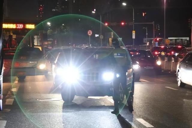 夜间开车的两大禁忌，很多人不知道，别等出事了才后悔不提前了解，掌握路面颜色信号和车道选择才能保障行车安全-有驾