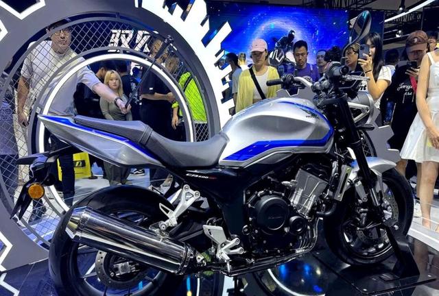 本田CB500SF重磅解析,小排量四缸复古街车引领全球市场布局,品牌品质与创新技术兼顾,4.5万-5.2万元定价彰显战略自信-有驾