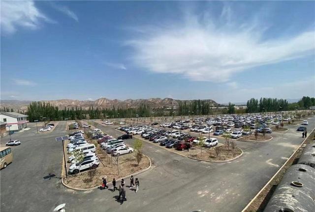 榆中县自2025年11月11日起实行道路临时停车泊位收费管理，半小时免费，超时按计费标准累计收费，夜间免费时间段保障市民便捷出行-有驾