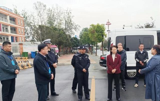 榆中县自2025年11月11日起实行道路临时停车泊位收费管理，半小时免费，超时按计费标准累计收费，夜间免费时间段保障市民便捷出行-有驾