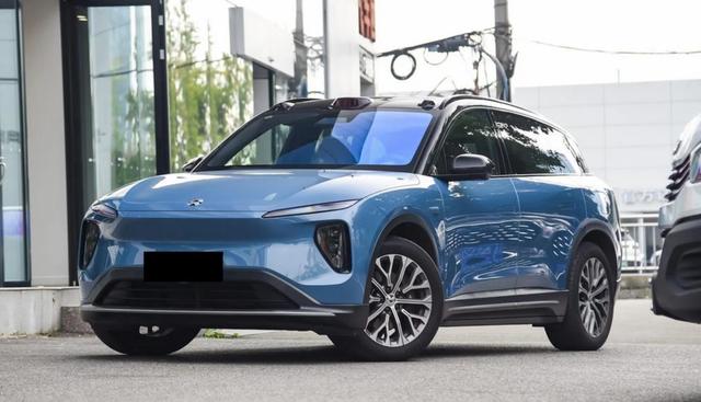 蔚来集团上周新增订单约一万份，表现稳健在新势力中居于领先地位，产品矩阵日趋完善，市场布局逐步深化