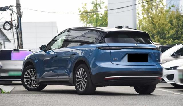 蔚来集团上周新增订单约一万份，表现稳健在新势力中居于领先地位，产品矩阵日趋完善，市场布局逐步深化-有驾