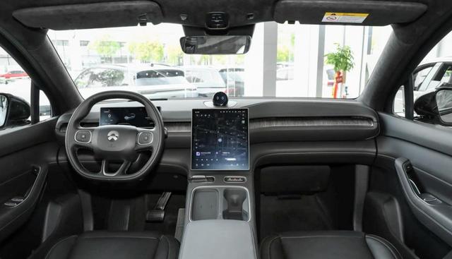 蔚来集团上周新增订单约一万份，表现稳健在新势力中居于领先地位，产品矩阵日趋完善，市场布局逐步深化-有驾