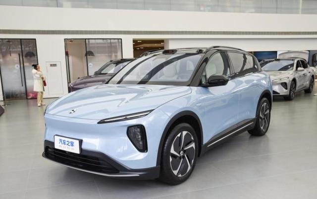 蔚来集团上周新增订单约一万份，表现稳健在新势力中居于领先地位，产品矩阵日趋完善，市场布局逐步深化-有驾