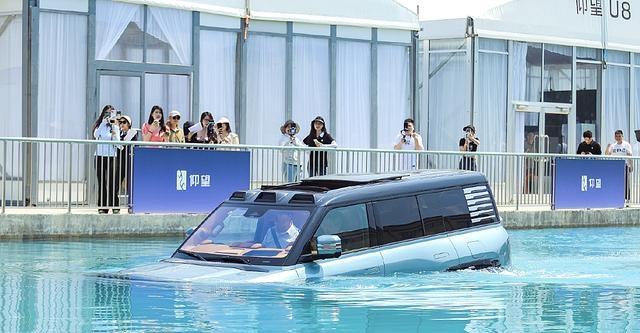 30万就能“水上飞”?奇瑞G700和仰望U8,谁才是真·水陆-有驾