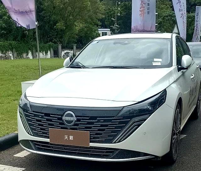 新款日产天籁亮相,外观更年轻,搭载2.0T和鸿蒙座舱-有驾