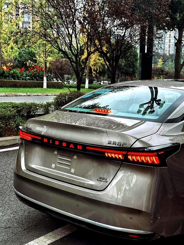 新款日产天籁亮相,外观更年轻,搭载2.0T和鸿蒙座舱-有驾