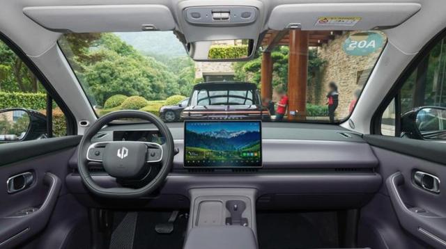 零跑 D19前备厢曝光，配备220V电源和排水通道，L型布局大幅提升储物空间兼顾安全与美观