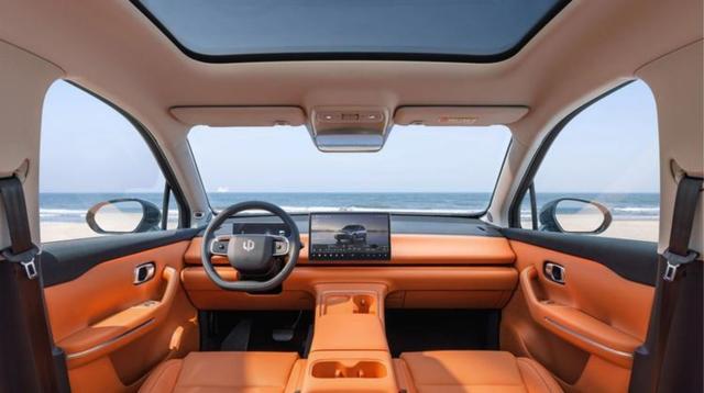 零跑 D19前备厢曝光，配备220V电源和排水通道，L型布局大幅提升储物空间兼顾安全与美观-有驾