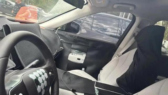 零跑 D19前备厢曝光，配备220V电源和排水通道，L型布局大幅提升储物空间兼顾安全与美观-有驾