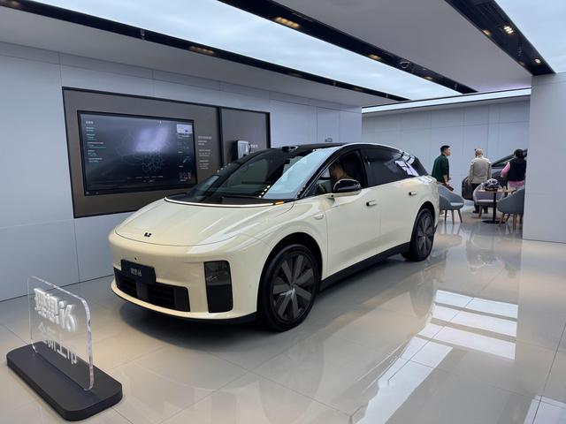 理想汽车中年危机！股价重挫40%，10月只卖出了3.18万辆车-有驾