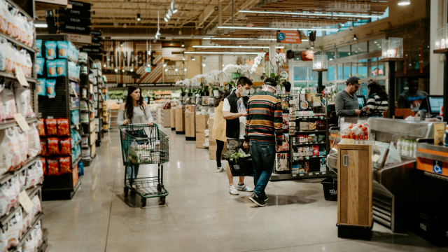 美国“K形”经济下消费多靠富人，股市会成经济“阿喀琉斯之踵”吗？