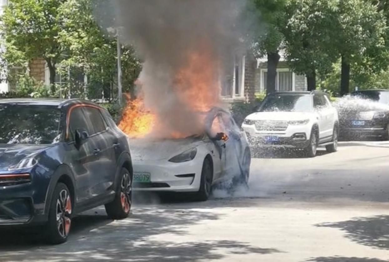 红旗车厂下的车标志__铁电池技术