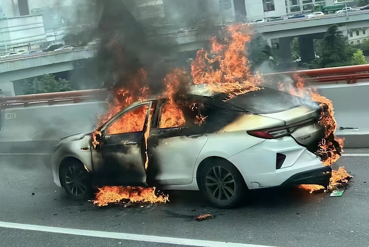 _铁电池技术_红旗车厂下的车标志